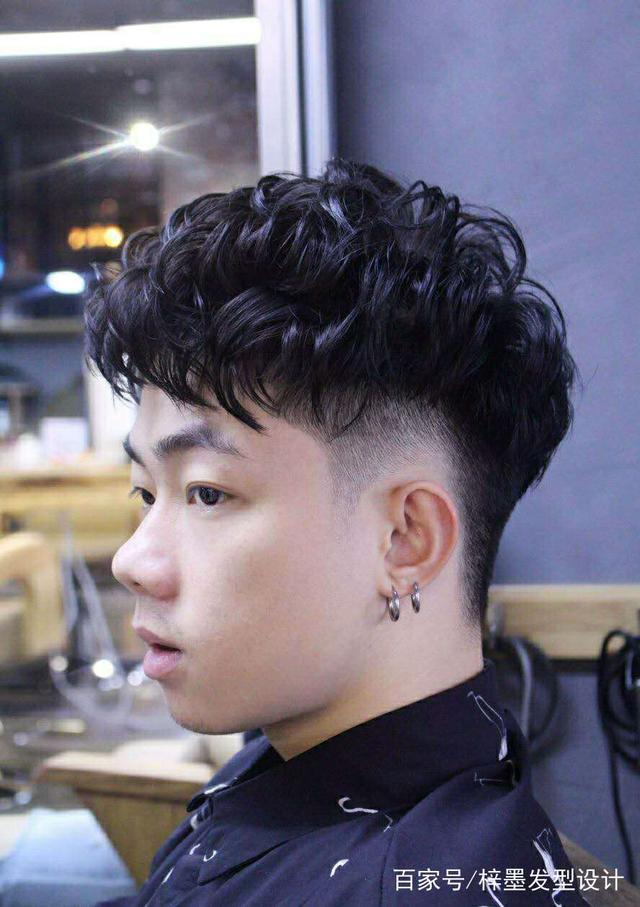 韩式的纹理烫发,其实已经流行了几年,现在依旧是男士烫发发型的主要