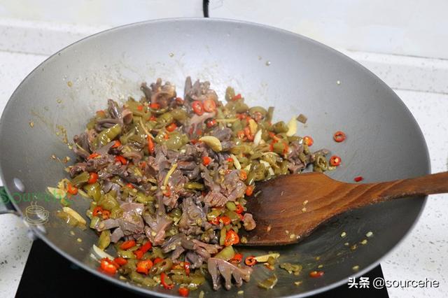 鸭肾怎么炒好吃，家常炒鸭肾做法步骤（鸭肾加泡椒炒）