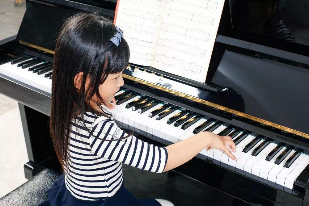 南京6岁女孩周昭妍被称为吉他女孩,昭妍她不仅擅