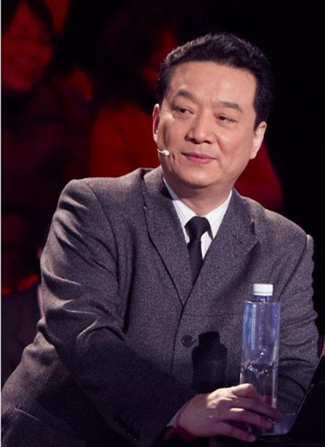 相声演员王平，师从李伯祥，因过度劳累逝世，葬礼千余观众送别