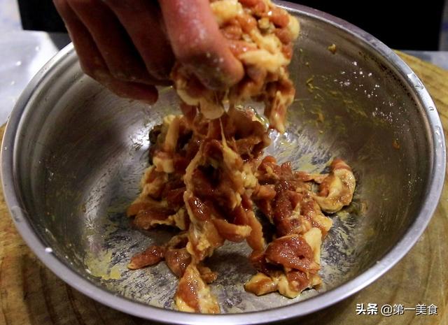 蒜苔炒肉怎么炒好吃，蒜苔炒肉怎么炒才好吃又简单（厨师长教你做蒜苔炒肉片）