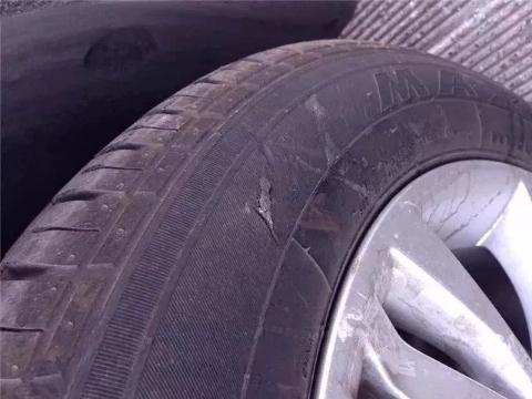 轮胎侧面轻微鼓包，轮胎鼓包一定会爆胎吗（轮胎出现这4种情况）