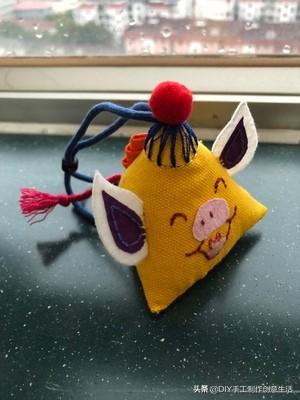 手工香囊怎么做又简单又漂亮，香囊的简单做法（一小块布绣上最简单的图案）