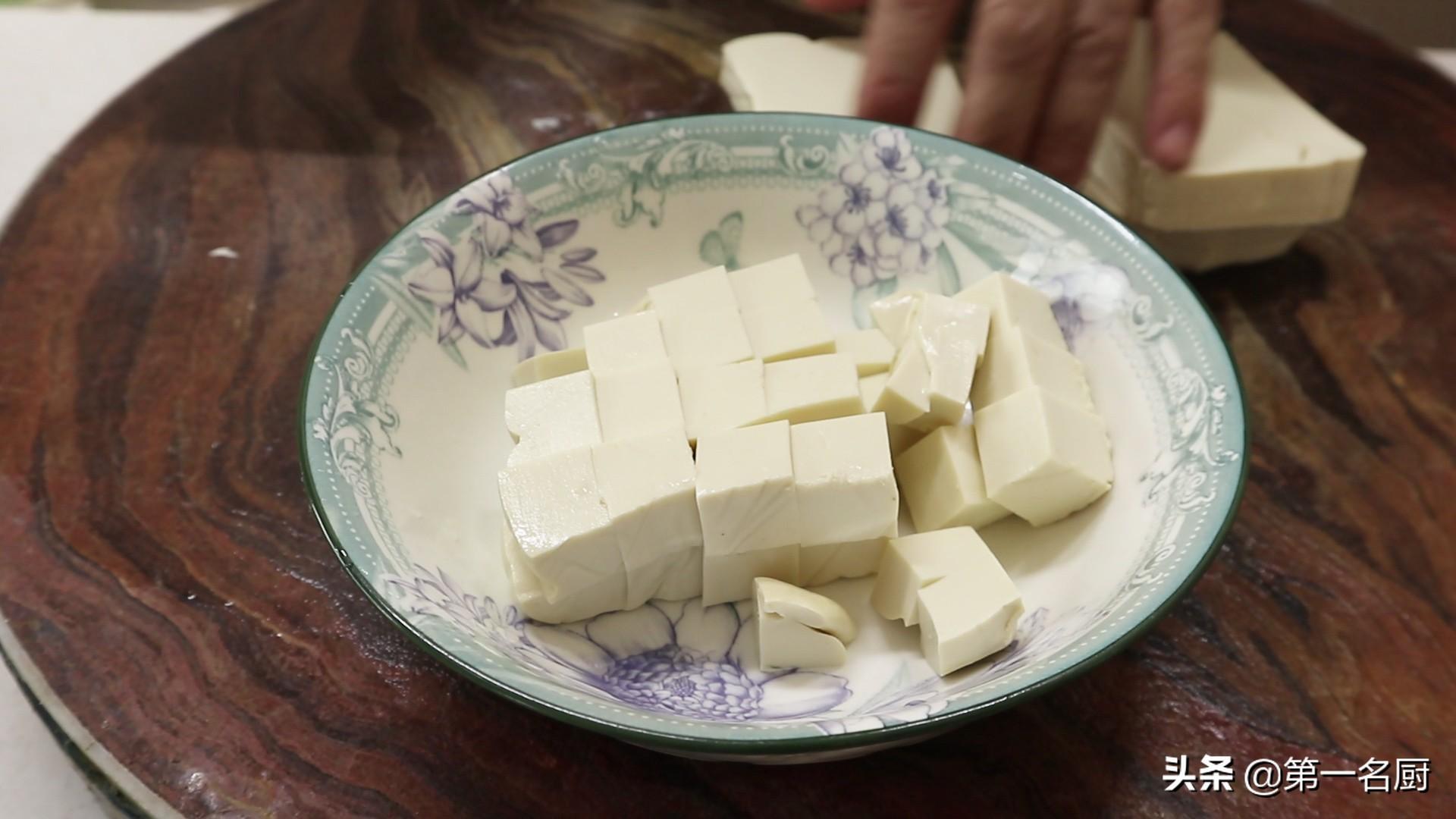 下酒菜怎么能少了凉拌皮蛋豆腐，皮蛋豆腐凉拌的做法