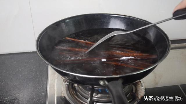 筷子发霉怎么弄干净，筷子发霉了怎么去除（多脏的筷子洗完就跟新的一样干净）