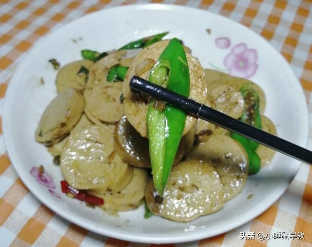 青椒炒素鸡的家常做法，青椒鸡怎么炒好吃家常做法（家常青椒炒素鸡）