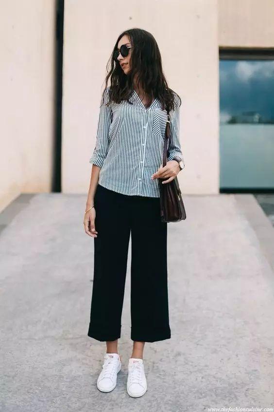 黑裤子配白鞋子好看吗黑白配,一个经典永恒的颜色搭配.