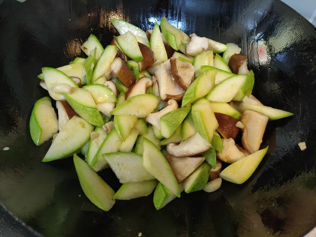 怎样做美味的西葫芦炒香菇，怎样做美味的西葫芦炒香菇菜（这道菜要多给家人吃）