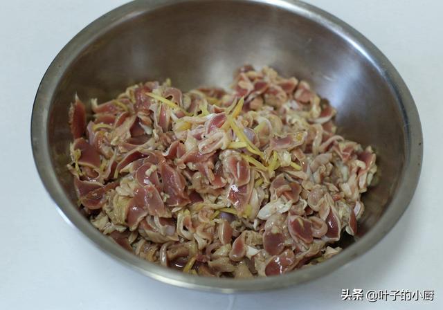 炒鸡胗怎么样又嫩又脆，如何做辣椒炒鸡胗又嫩又脆（炒鸡胗，如何又香又脆）