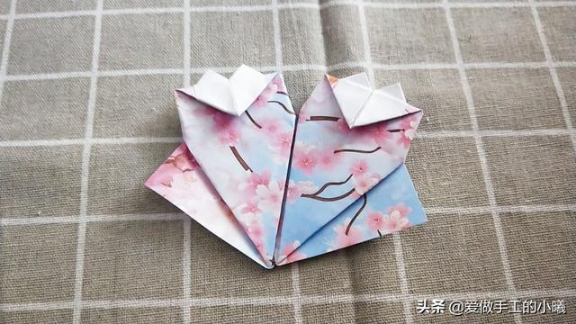 最简单的雨伞折纸方法图解，折纸教程：带爱心的小花伞