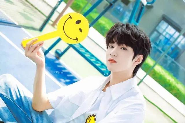 刘耀文头像女生专用，刘耀文｜帅且自知的靓仔微信（壁纸加头像）