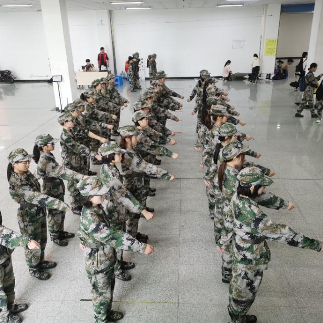 军训期间有什么可以多人玩的游戏，军训的时候可以玩什么游戏（军训奇妙行为大赏）