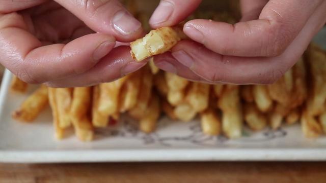 土豆怎么做薯条不用冷藏又好吃，土豆怎么做薯条不用冷藏又好吃视频（想吃薯条再也不用买了）