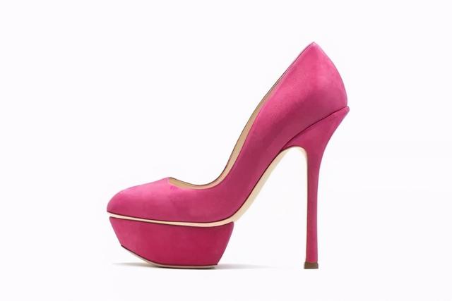 坡跟鞋是什么意思，坡跟鞋与高跟鞋（看看细高跟、小猫跟和坡跟鞋选择技巧）