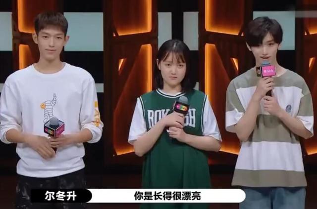 丁程鑫靠郭敬明肩膀，郭敬明力捧小鲜肉终见成效