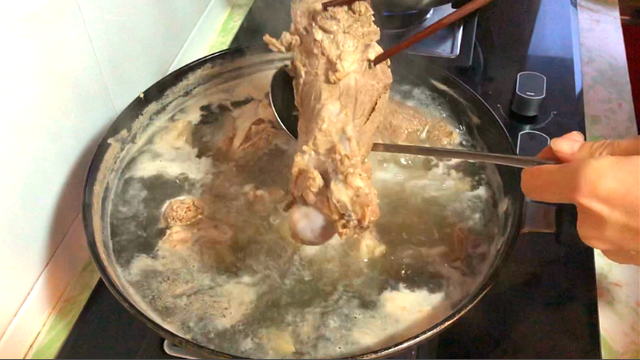 家常炖羊骨头的做法，大厨怎样炖羊骨头汤（千万别直接炖）