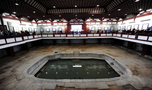 形容杨贵妃出浴的语句，李白夸赞杨贵妃沐浴的诗词（“华清赐浴”这样的典故是从哪里来的）