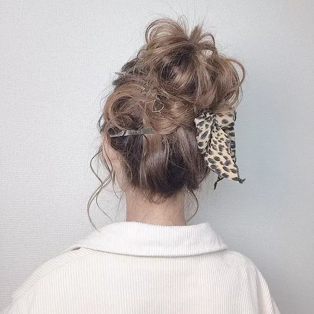 丸子头怎么扎出蓬松感，怎么扎丸子头好看又简单又蓬松（扎丸子头一不小心变“道姑”）