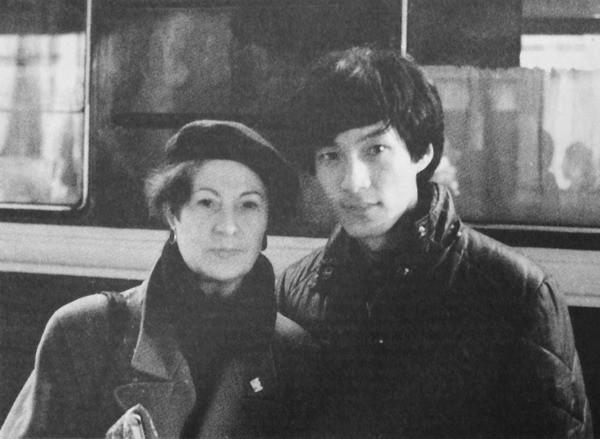 冯远征，因跳伞放弃高考，又被中戏嫌弃丑，老婆比他大8岁