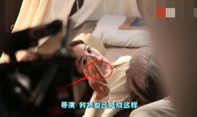 杨幂陈伟霆片场拍吻戏！众人围观害羞笑场，把自己手指掐到红肿