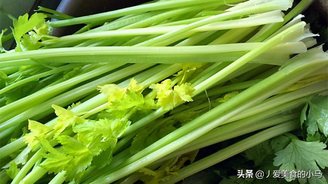 芹菜叶子为什么要摘掉，芹菜需要摘掉叶子吗（为了自身健康了解一下）