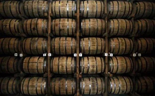 山崎威士忌为什么贵，世界上最著名的四大威士忌（为什么用过它的烈酒都身价飙升）