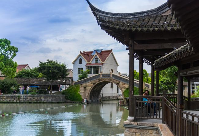 乌镇在哪，上海有个“不起眼”的古镇（到乌镇旅游住哪里好）