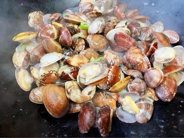 蚬子怎么吐沙子干净快，蛤蜊最快吐沙最干净方法（蚬子怎么做没有沙子还不腥）