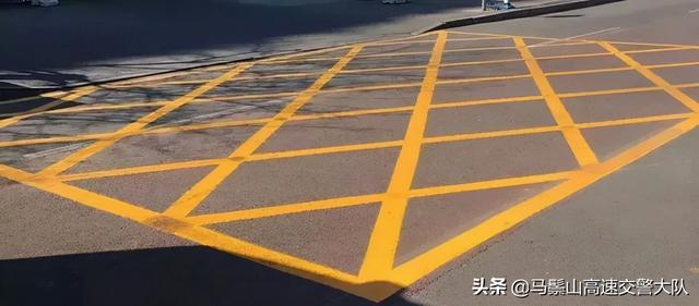 路边白实线变道扣几分，谨慎行驶 告别压线！