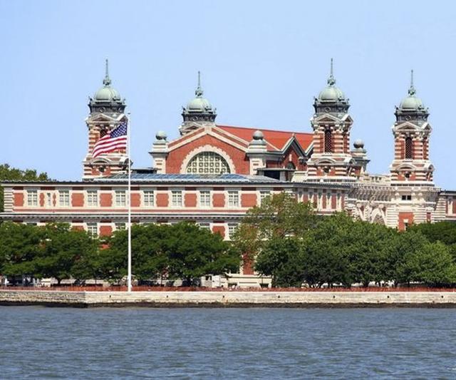 情侣约会亲亲适合去哪些场所，情侣想亲亲去哪约会（世界上的15个完美接吻地）