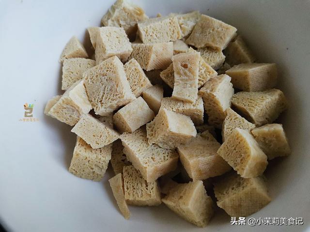 炒豇豆角用焯水吗，炒豇豆要焯水吗（豆角清脆入味不夹生）