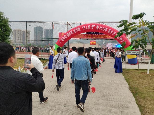 广西培贤国际职业学院，2022广西培贤国际职业学院在广西录取分数线及招生计划（广西培贤国际职业学院举行“万人培贤”暨开学典礼）