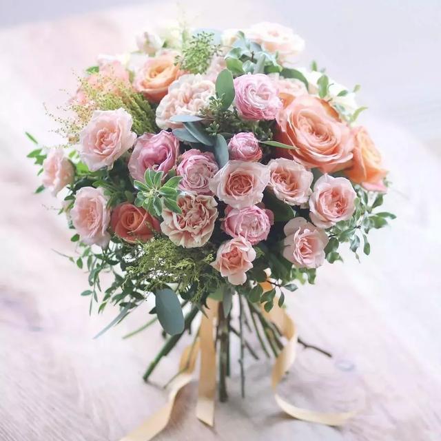 插花水里放盐还是糖，百合花插水里怎么保鲜（4种方法，教你自制鲜花保鲜剂）