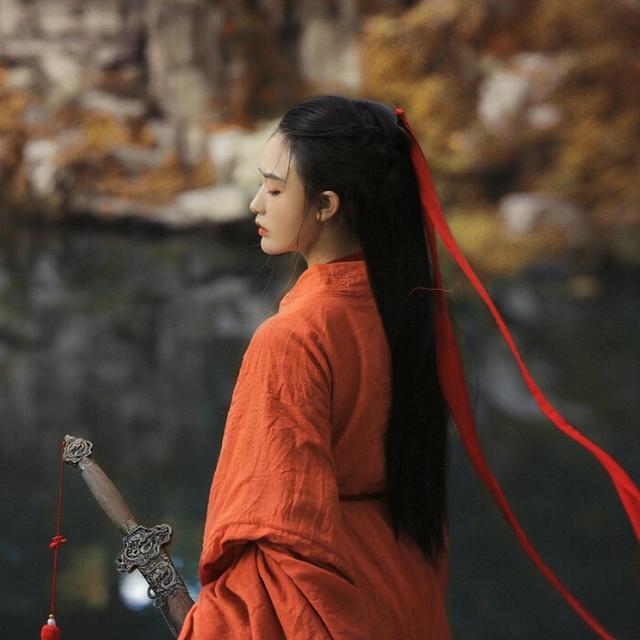 男主角是红衣妖孽的古言小说，男主妖孽妩媚的古言小说（《天医凤九》一袭红衣走天下）