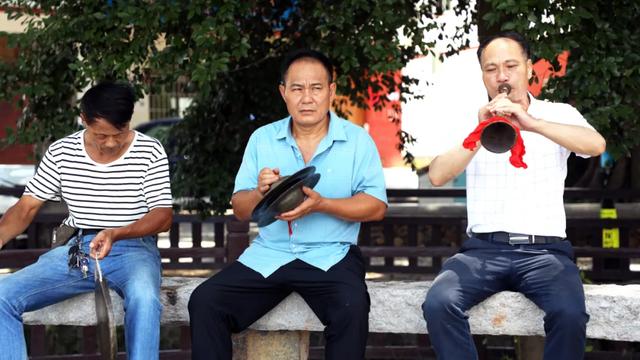 学吹唢呐最快的方法，怎样快速学会吹唢呐（在信丰传了四代人的唢呐）