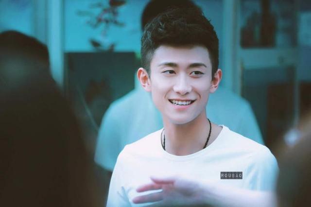 何炅身高体重，何炅个人资料身高（176cm的张一山和172cm的何炅）