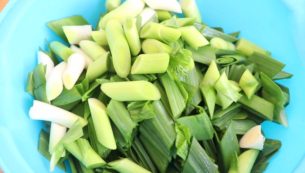 圖片[3]-【蒜苗燜面】做法步驟圖 勁道爽滑又入味 一大盆不夠吃-起舞食譜網