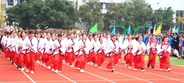 运动会入场词100字，运动会入场词（许你一场个性十足的入场式）