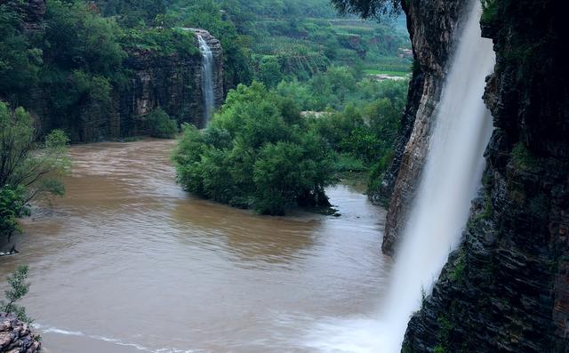 形容瀑布的句子，形容瀑布的句子成语（如巨龙从天降）