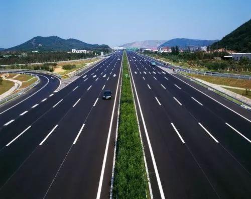 我国第一条高速公路，1993年我国第一条高速公路是哪一条（中国第一条高速公路）