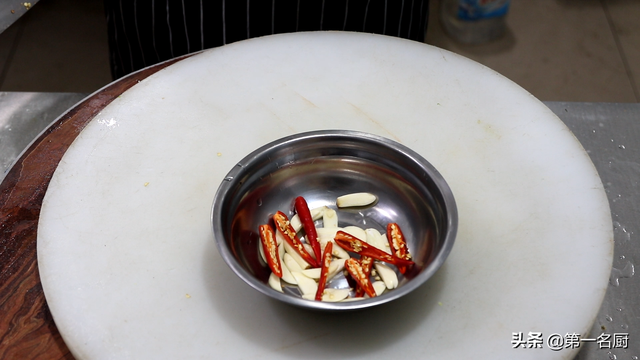 蒜苗怎么腌制才好吃，蒜苗的腌制方法（大厨教你酱汁腌蒜苔的家常做法）