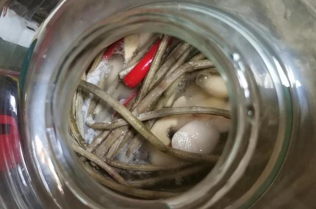 泡菜生花用什么方法可以去掉，泡菜怎么泡不生花（泡酸菜如何不生白花）