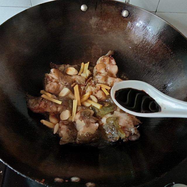 红烧鲶鱼的做法，红烧鲶鱼怎么做（红烧鲶鱼，肉质鲜嫩，鲜香入味）