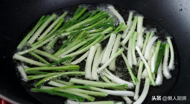 求熬蔥油汁的做法,正宗蔥油怎麼熬製最香竅門(蔥油拌麵這樣做好吃)