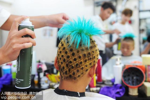 染头之前要不要洗头，染发前需不需要洗头发（小心洗走头皮的“保护膜”）