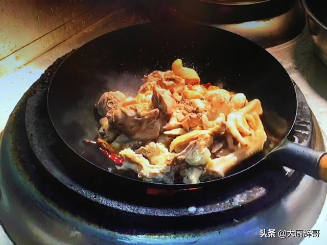 地锅炖柴鸡的做法，地锅炖柴鸡的做法视频（大厨分享专业的做法）