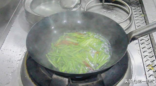 炒芹菜的方法既简单又干净，芹菜清脆不变色