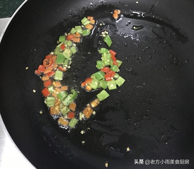 女生吃生蚝的功效和作用，女人吃生蚝有什么好处（“天然营养品”一斤才十块钱）