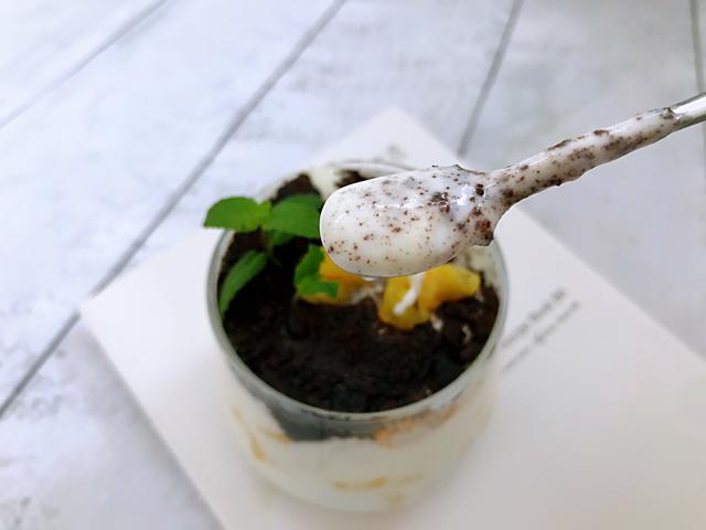 怎么自制老酸奶，自制老酸奶简单步骤（在家也能做出浓稠拉丝的老酸奶）