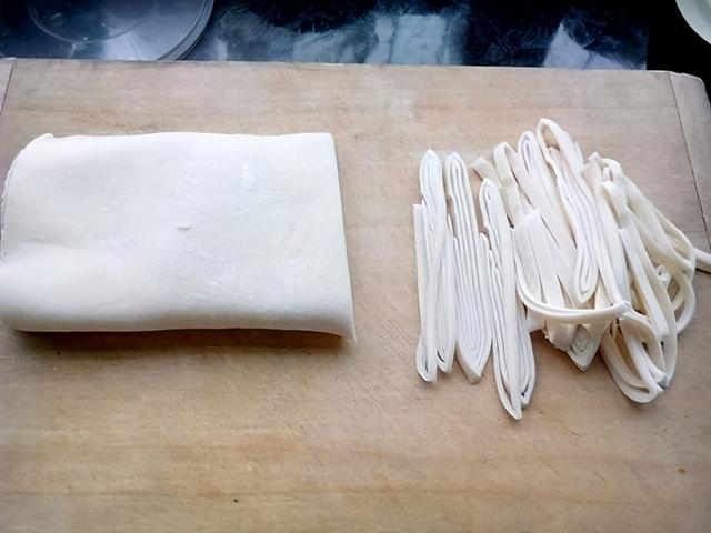 西红柿鸡蛋手擀面，怎样做美味的西红柿鸡蛋毛豆手擀面（做上一锅西红柿鸡蛋手擀面）